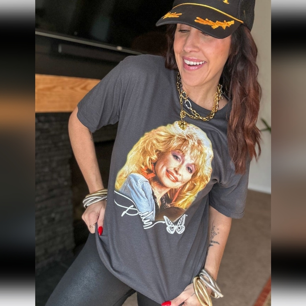 🦋EUC Dolly Parton "Dolly Parton Graphic Tee" ✨️THE NECK HAS BEEN CUT✂Sz Small🦋 - Picture 8 of 8